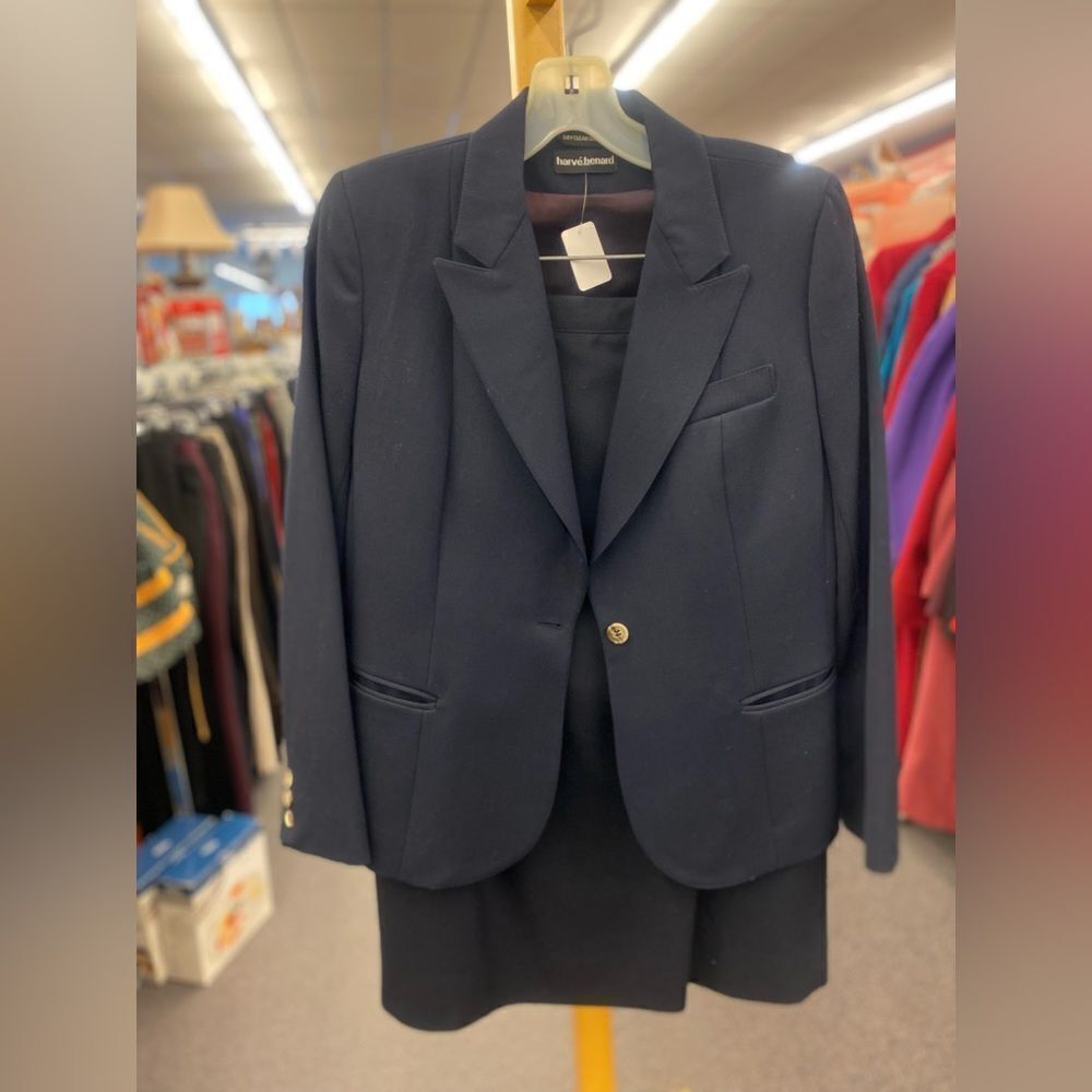 Harve Benard Large Navy Suit - Picture 1 of 5